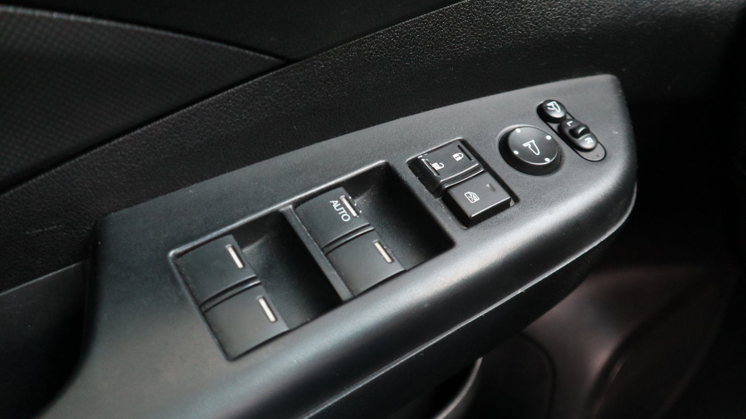 Honda 本田 ／ CR-V ／ 2015年 ／ 2015年Honda CRV 白色 本田中古車 ／ 成交區