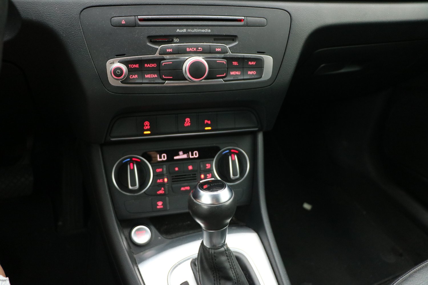Audi 奧迪 ／ Q3 ／ 2016年 ／ 2016 年 Audi Q3 黑色 奧迪中古車 ／ MG車庫(台南)