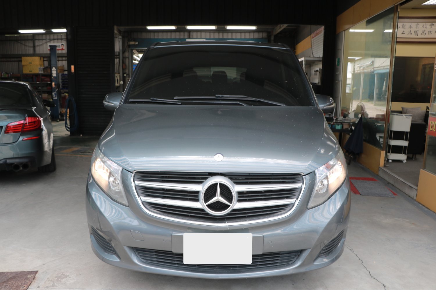 Benz 賓士 ／ V-Class ／ 2016年 ／ 2016年Benz V250D深灰色 賓士中古車 ／ 九肇匯元汽車 (台南)