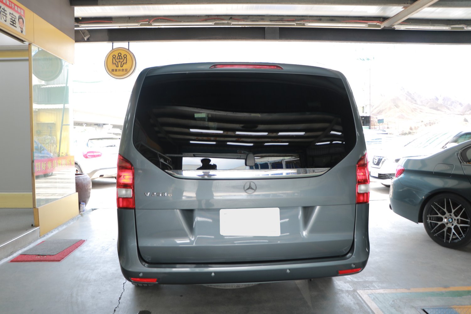 Benz 賓士 ／ V-Class ／ 2016年 ／ 2016年Benz V250D深灰色 賓士中古車 ／ 九肇匯元汽車 (台南)