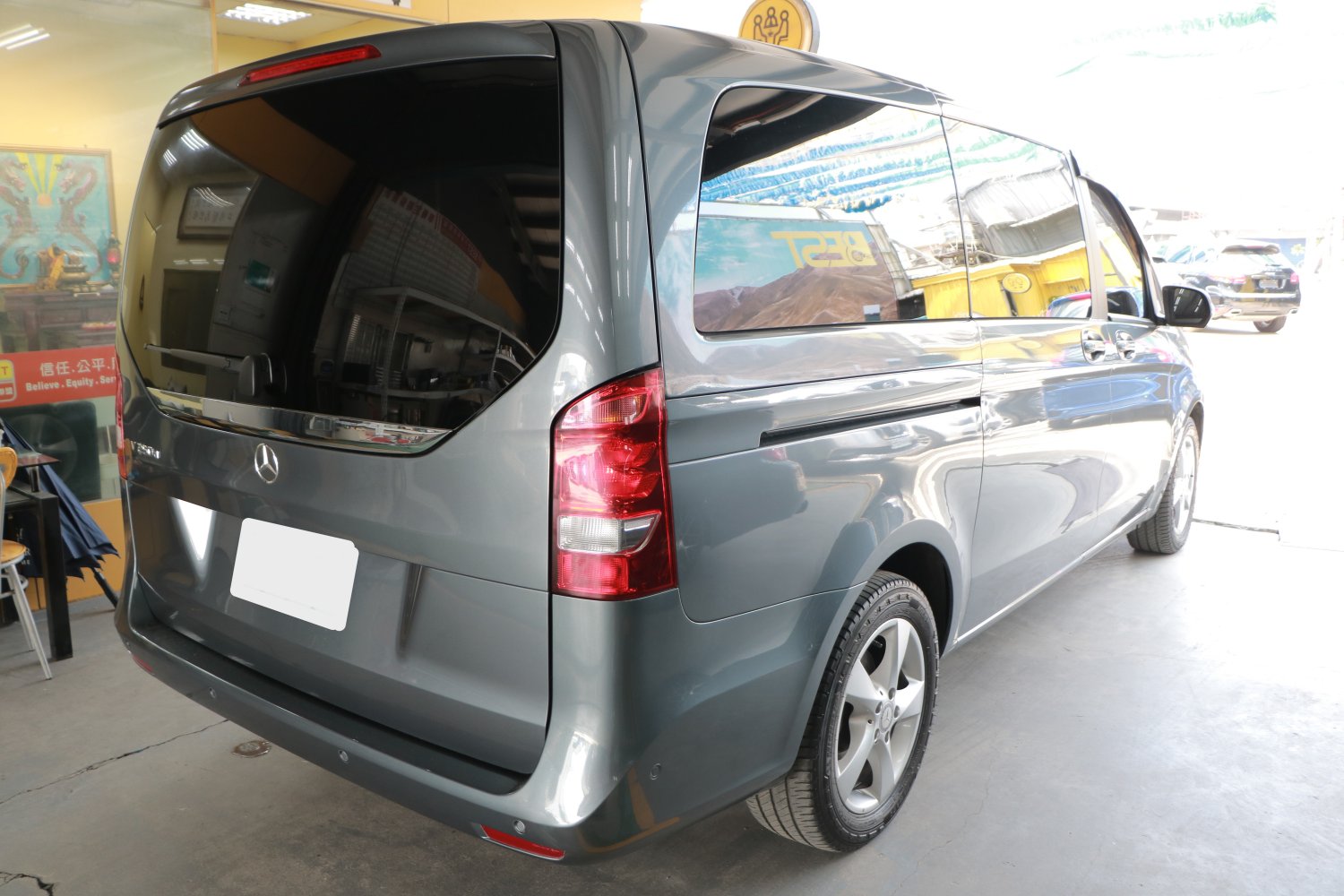 Benz 賓士 ／ V-Class ／ 2016年 ／ 2016年Benz V250D深灰色 賓士中古車 ／ 九肇匯元汽車 (台南)