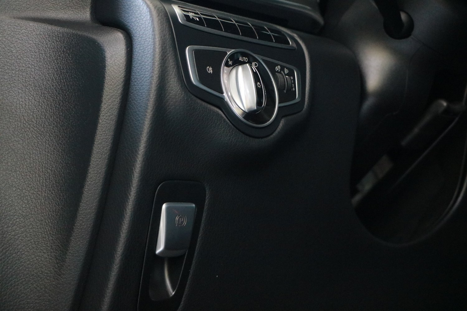 Benz 賓士 ／ V-Class ／ 2016年 ／ 2016年Benz V250D深灰色 賓士中古車 ／ 九肇匯元汽車 (台南)