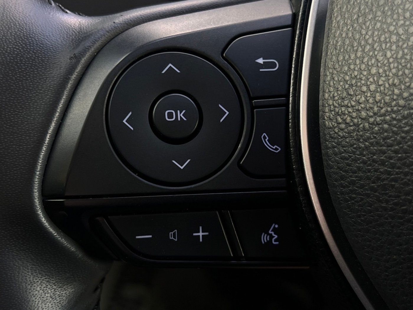 Toyota 豐田 ／ Auris ／ 2020年 ／ 2020年 Toyota Auris 銀黑色 豐田中古車 ／ 成交區