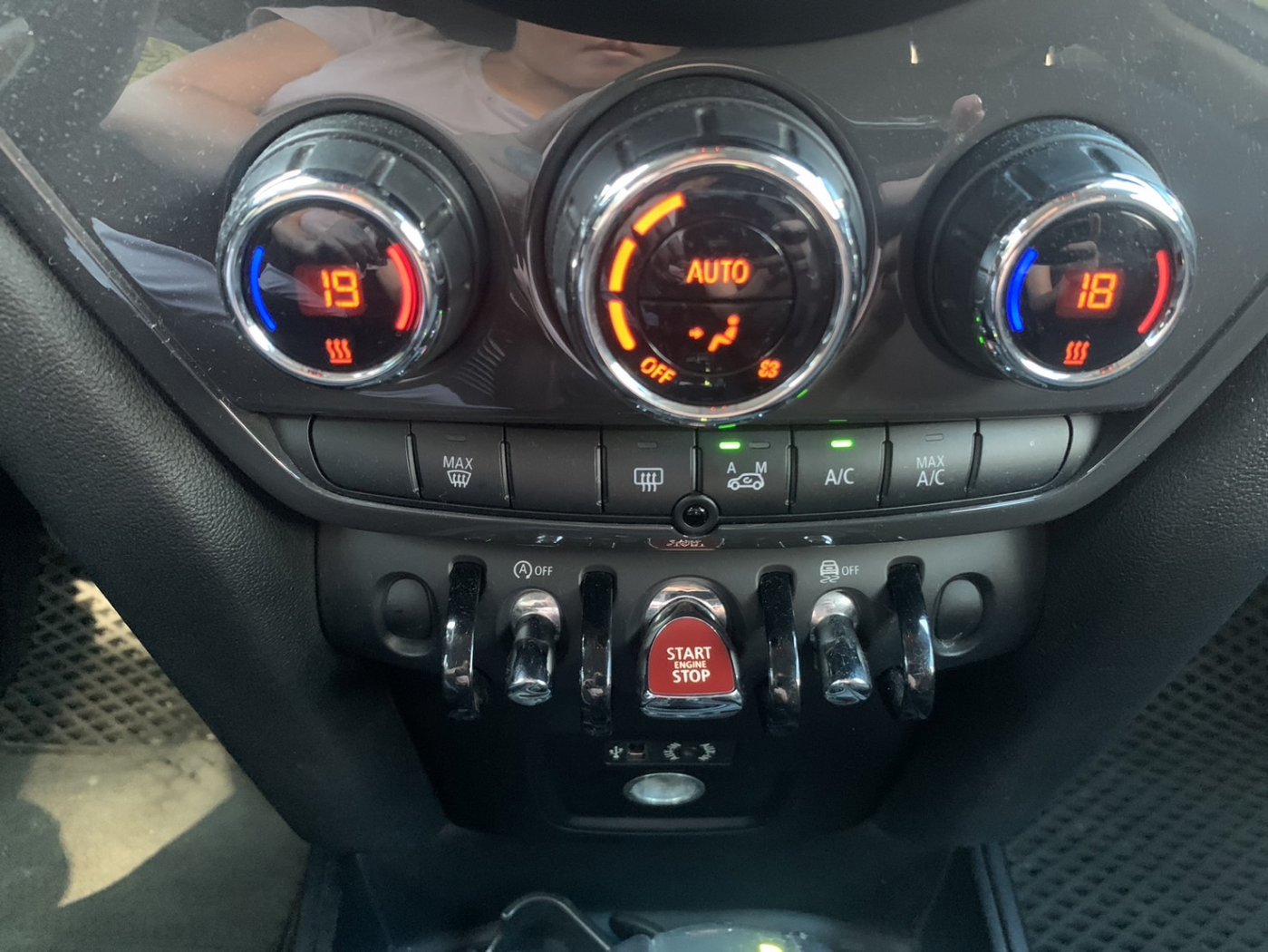 Mini 迷你 ／ Cooper ／ 2017年 ／ 2017年Mini Cooper  白黑色 迷你中古車 ／ MG車庫(台南)