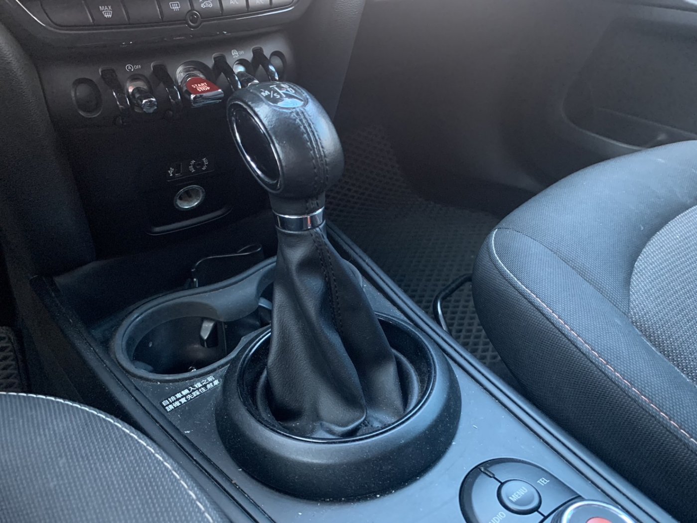 Mini 迷你 ／ Cooper ／ 2017年 ／ 2017年Mini Cooper  白黑色 迷你中古車 ／ MG車庫(台南)