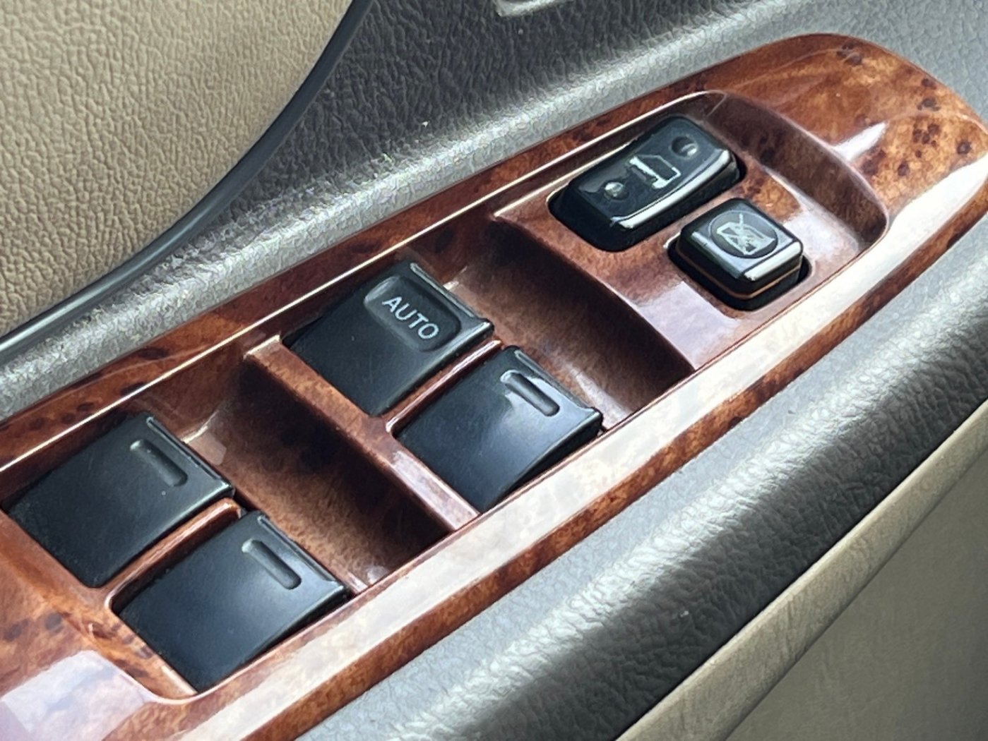 Toyota 豐田 ／ Vios ／ 2004年 ／ 2004年 Toyota Vios 銀色 豐田中古車 ／ MG車庫(六甲)