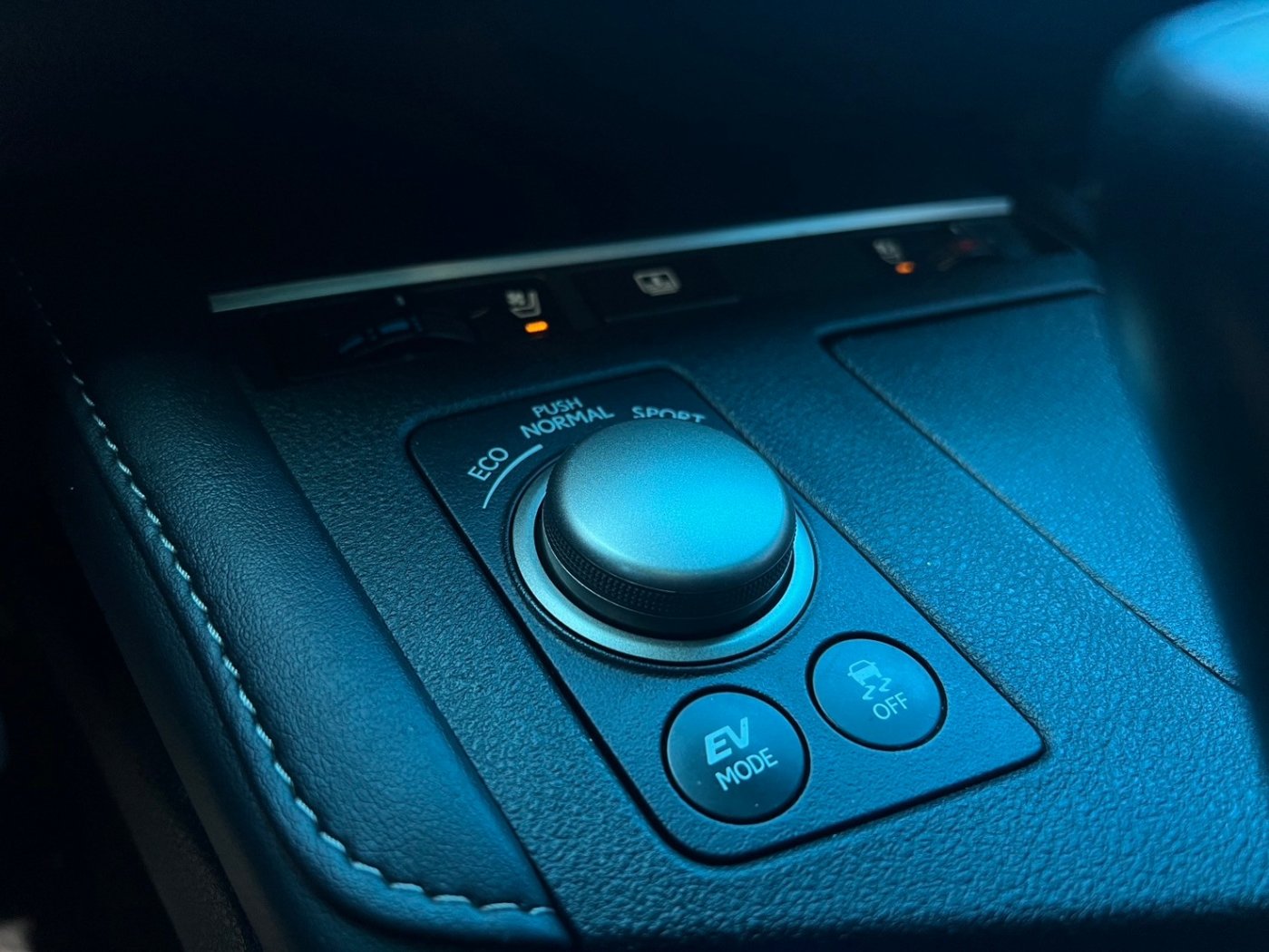Lexus 凌志 ／ ES 系列 ／ 2017年 ／ 2017年 Lexus ES300h 黑色 油電混合 凌志中古車 ／ 九肇匯元汽車 (台南)