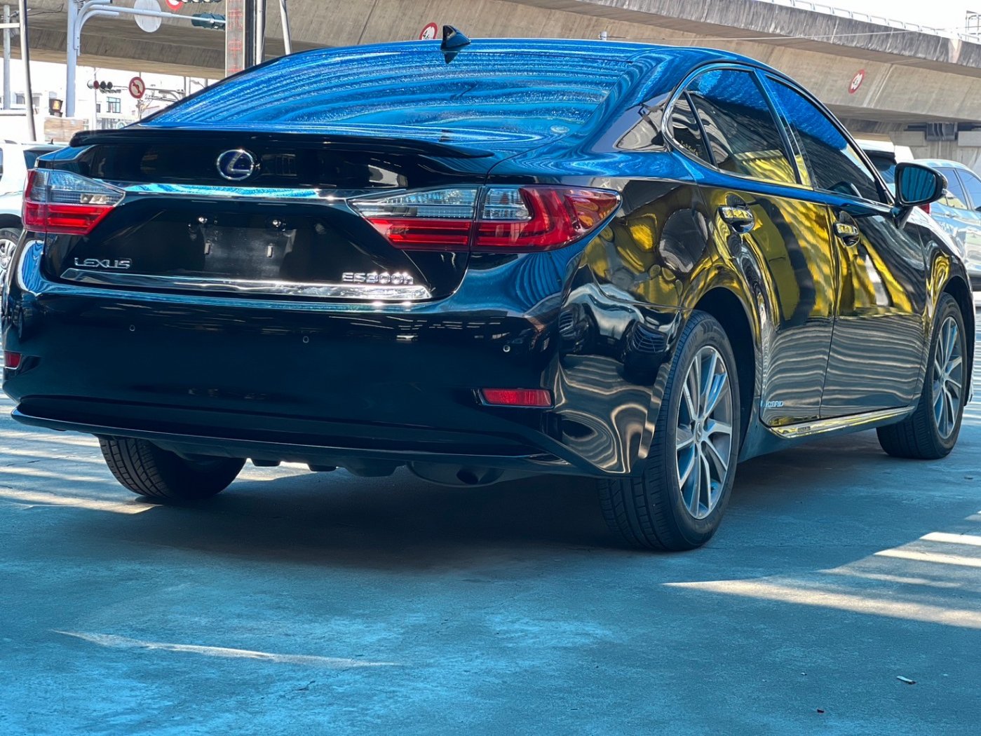 Lexus 凌志 ／ ES 系列 ／ 2017年 ／ 2017年 Lexus ES300h 黑色 油電混合 凌志中古車 ／ 九肇匯元汽車 (台南)
