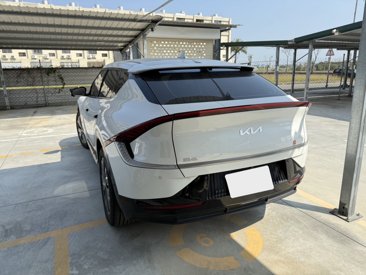 Kia 起亞 ／ EV6 ／ 2022年 ／ 2022年Kia EV6 白色 起亞中古車 ／ 成交區