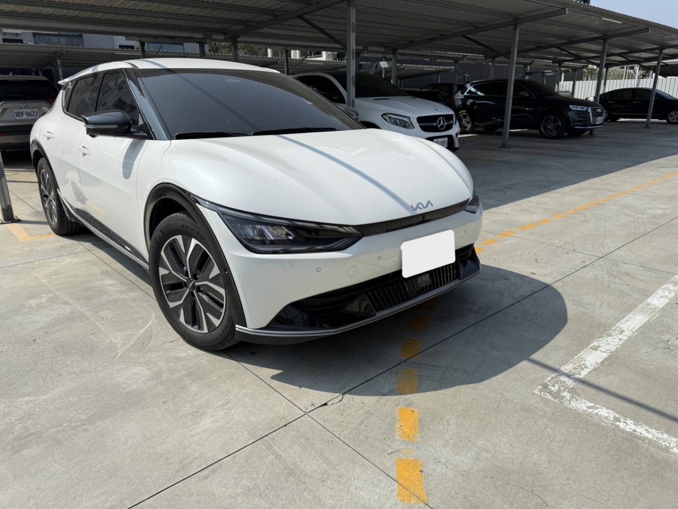 Kia 起亞 ／ EV6 ／ 2022年 ／ 2022年Kia EV6 白色 起亞中古車 ／ 成交區