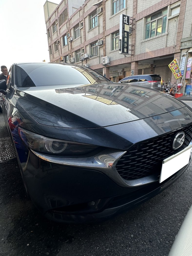Mazda 馬自達 ／ Mazda 3 ／ 2022年 ／ 2022年Mazda 3 黑色 馬自達中古車 ／ 待入庫