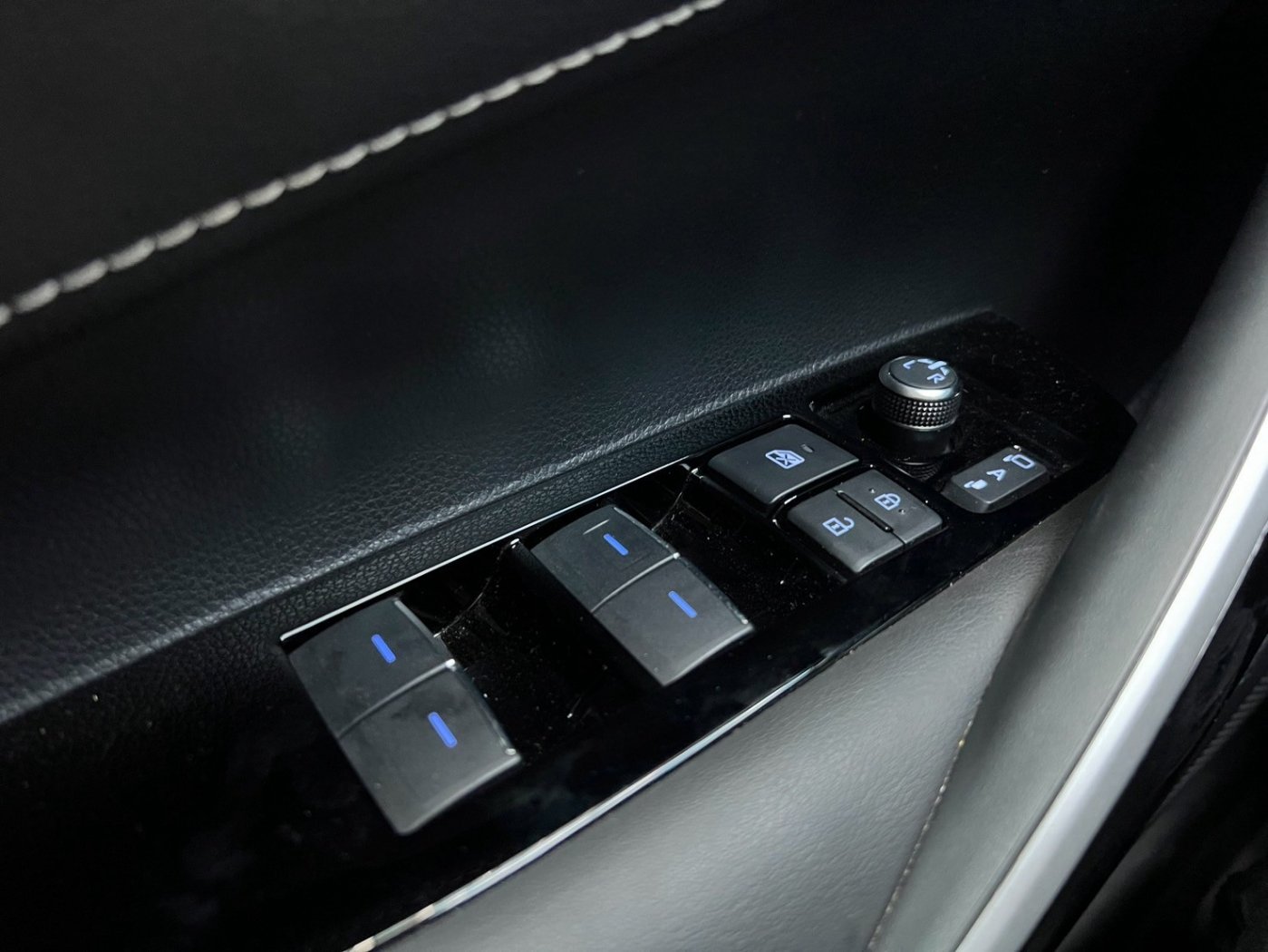 Toyota 豐田 ／ Auris ／ 2019年 ／ 2019年 Toyota Auris 白黑色 豐田中古車 ／ 成交區