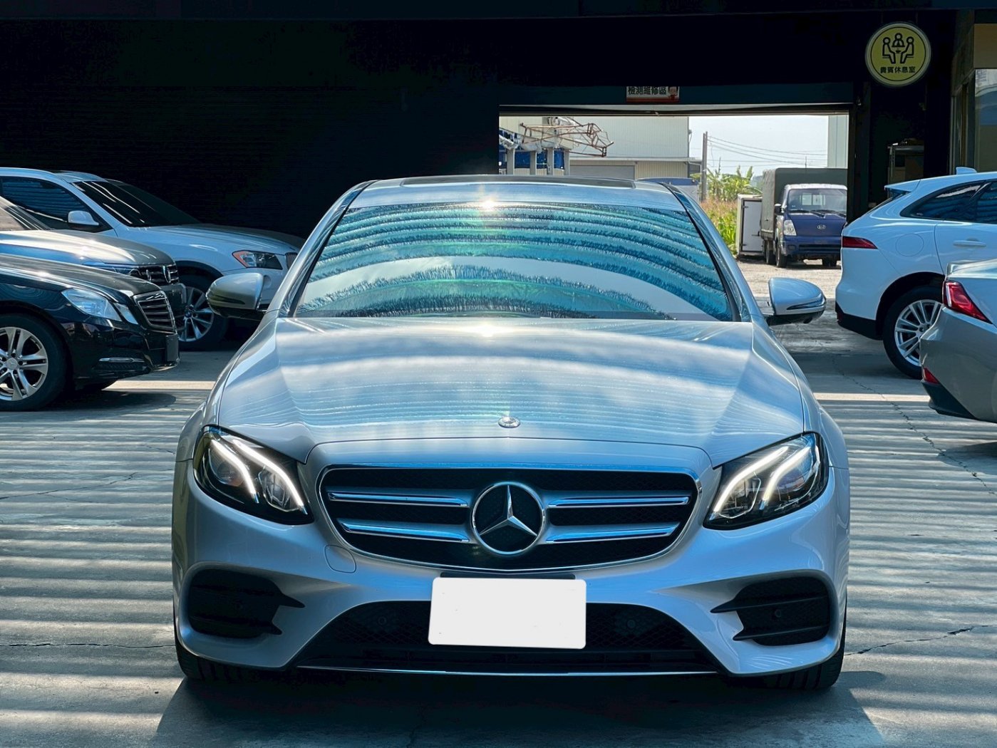 Benz 賓士 ／ E-Class ／ 2017年 ／ 2017年 Benz E250 銀色 賓士中古車 ／ MG車庫(台南)