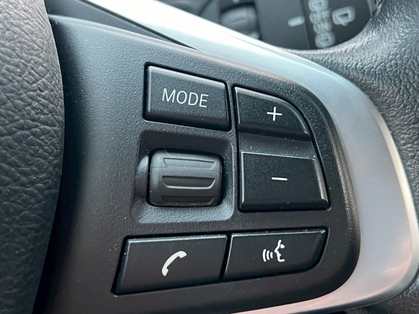 Bmw 寶馬 ／ 2-Series ／ 2015年 ／ 2015年 BMW 218i 紫色 寶馬中古車 ／ 高拍