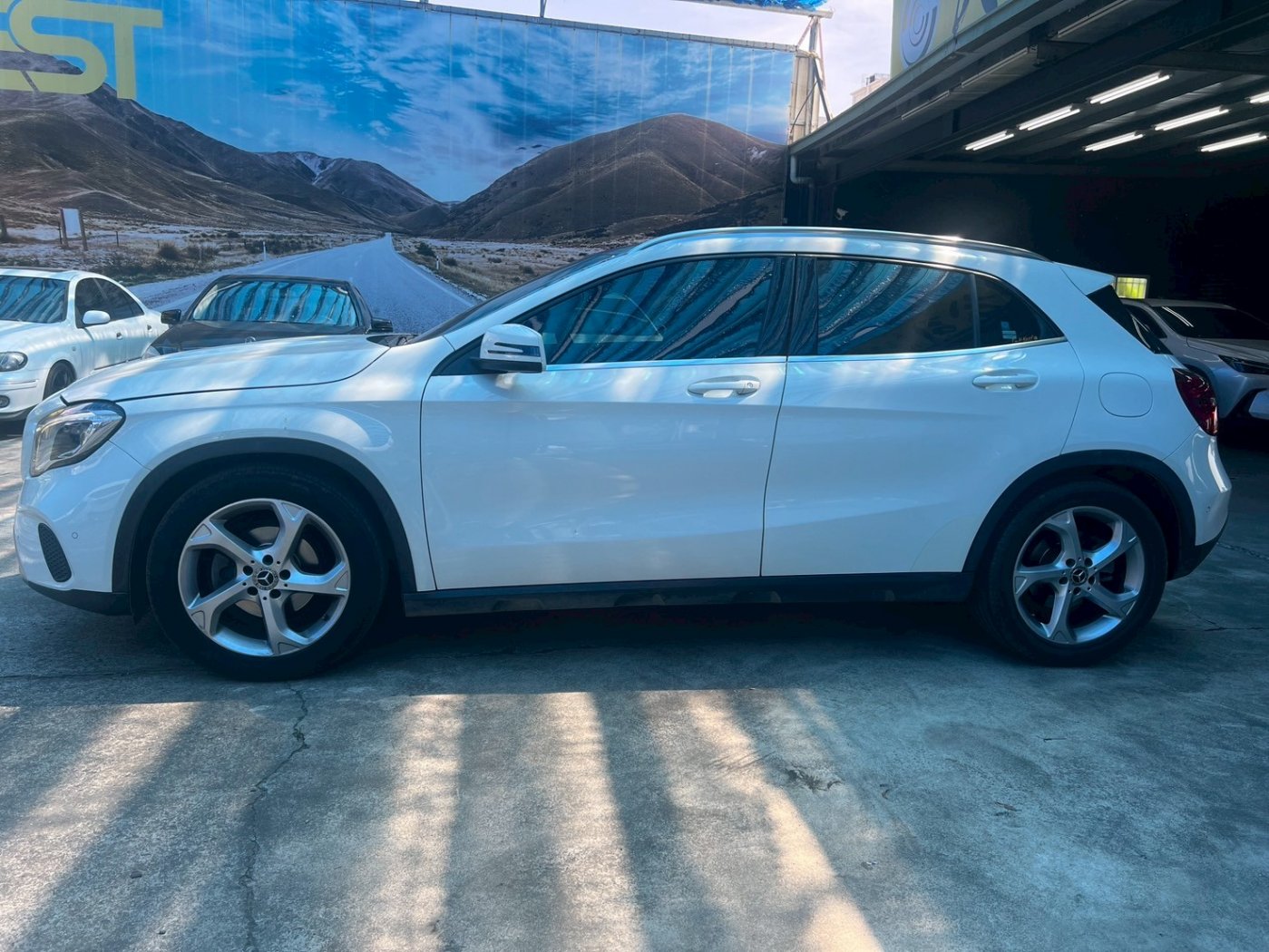 Benz 賓士 ／ CLA-Class ／ 2017年 ／ 2017年 Benz GLA200 白色 賓士中古車 ／ 九肇匯元汽車 (台南)