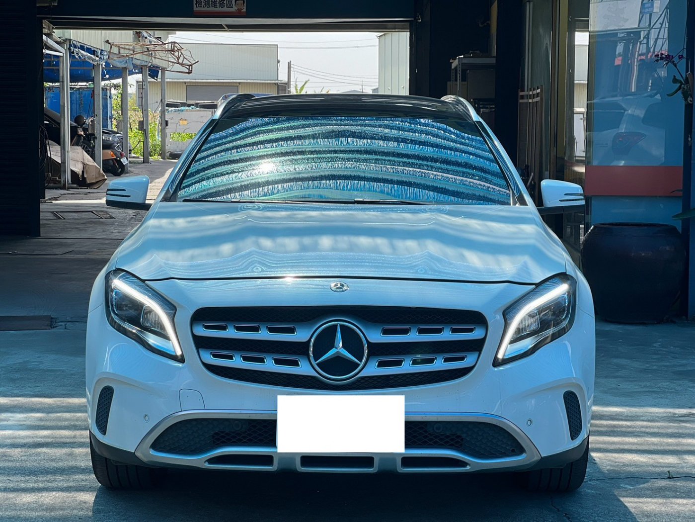 Benz 賓士 ／ CLA-Class ／ 2017年 ／ 2017年 Benz GLA200 白色 賓士中古車 ／ 九肇匯元汽車 (台南)
