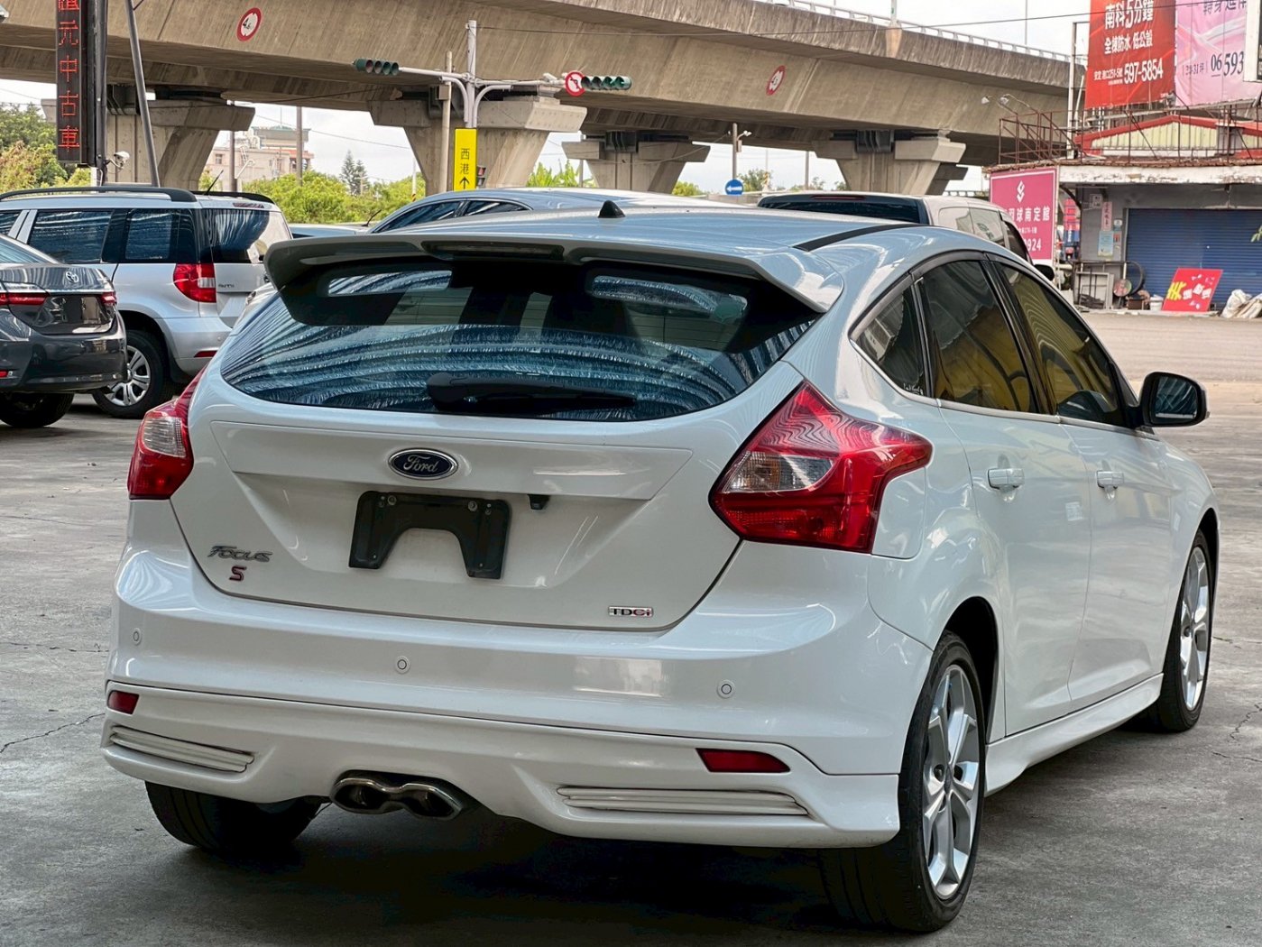Ford 福特 ／ Focus ／ 2013年 ／ 2013年 Ford Focus 白色 福特中古車 ／ 九肇匯元汽車 (台南)