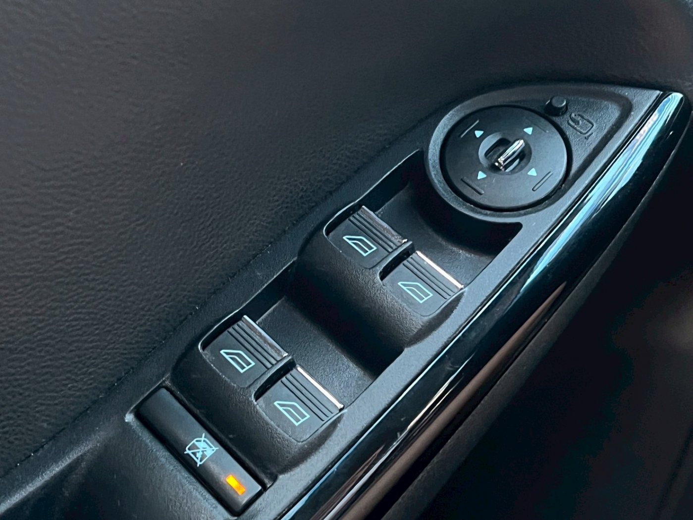 Ford 福特 ／ Focus ／ 2013年 ／ 2013年 Ford Focus 白色 福特中古車 ／ 九肇匯元汽車 (台南)