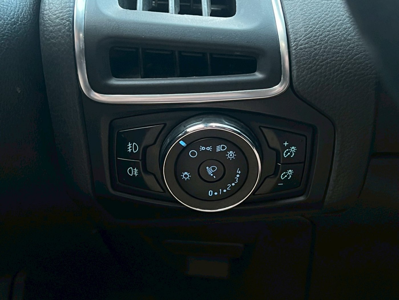 Ford 福特 ／ Focus ／ 2013年 ／ 2013年 Ford Focus 白色 福特中古車 ／ 九肇匯元汽車 (台南)
