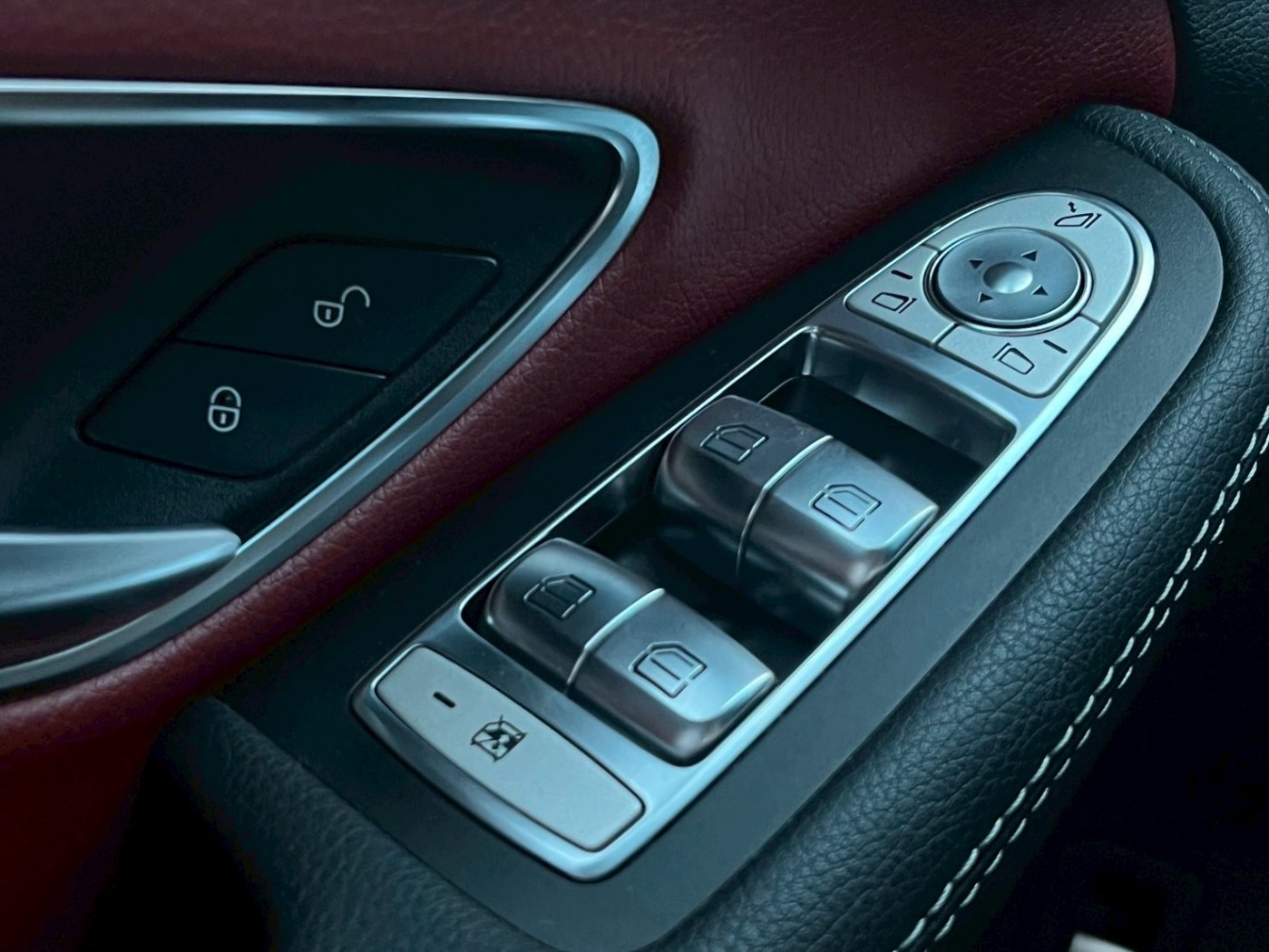 Benz 賓士 ／ C-Class ／ 2018年 ／ 2018年Benz C300 黑色 賓士中古車 ／ MG車庫(台南)