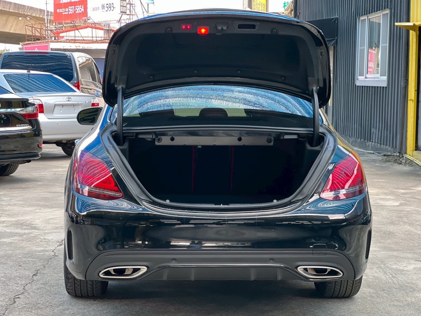Benz 賓士 ／ C-Class ／ 2018年 ／ 2018年Benz C300 黑色 賓士中古車 ／ MG車庫(台南)