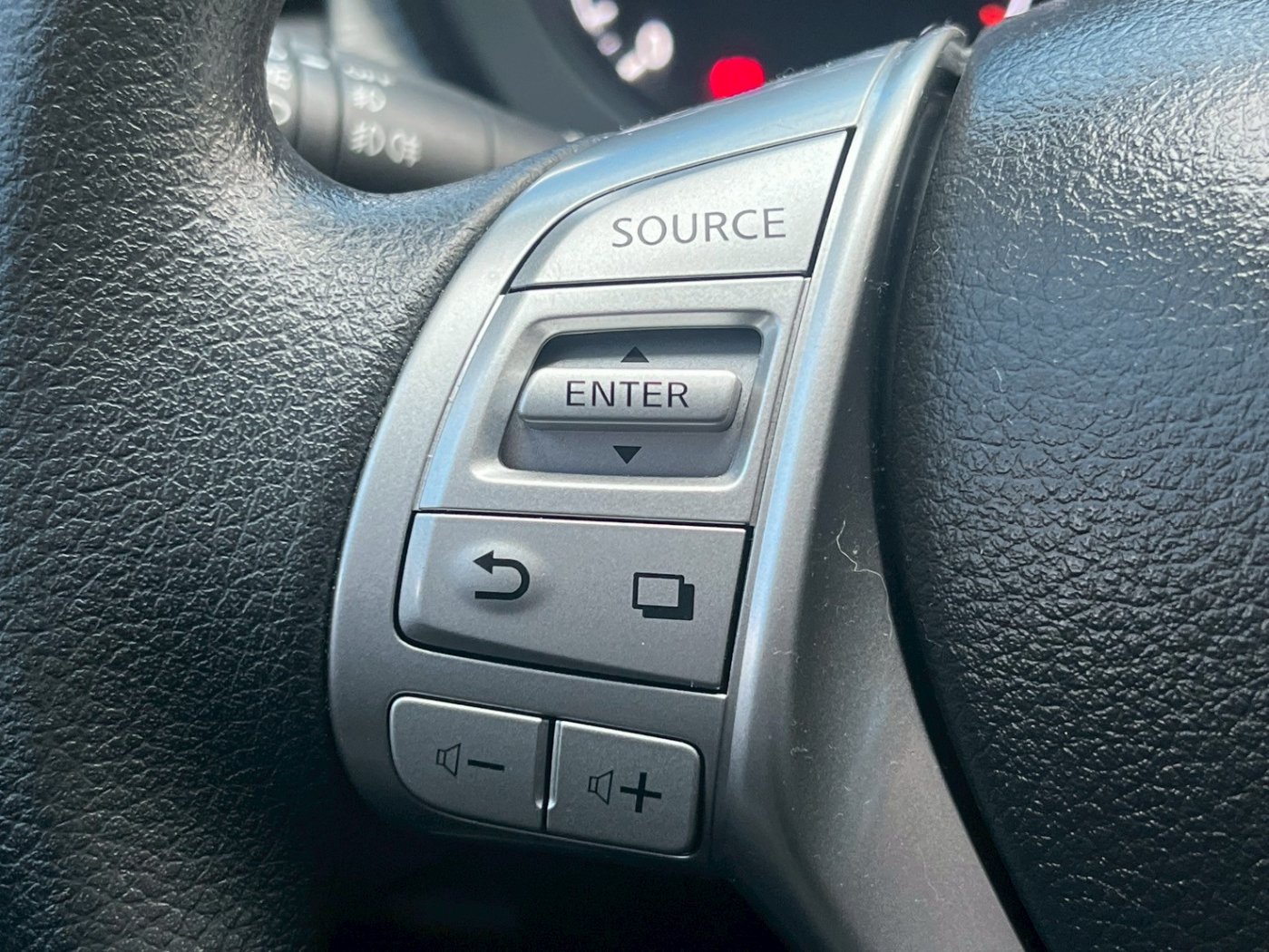 Nissan 日產 ／ Tiida ／ 2021年 ／ 2021年Nissan Tiida 灰色 日產中古車 ／ 九肇匯元汽車 (台南)