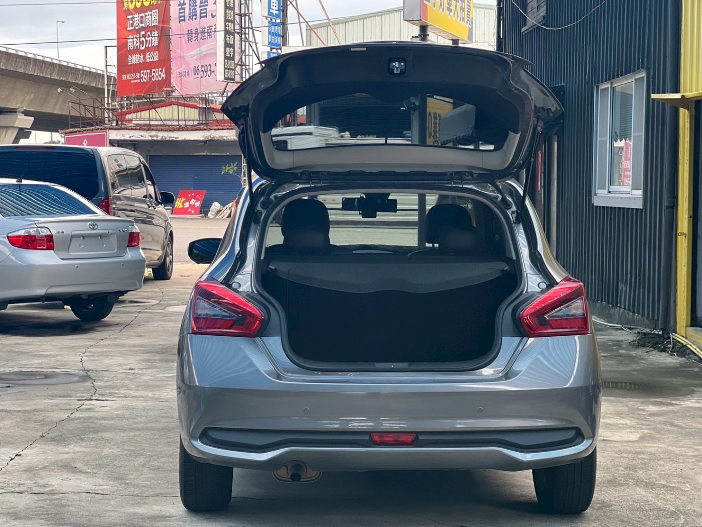 Nissan 日產 ／ Tiida ／ 2021年 ／ 2021年Nissan Tiida 灰色 日產中古車 ／ 九肇匯元汽車 (台南)