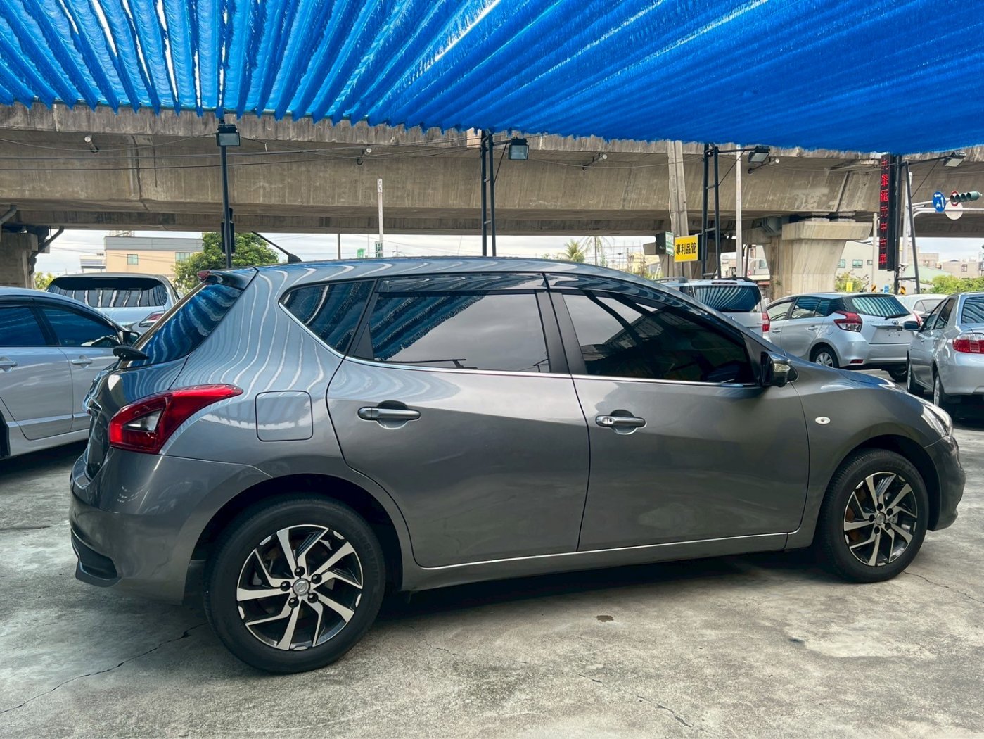 Nissan 日產 ／ Tiida ／ 2021年 ／ 2021年Nissan Tiida 灰色 日產中古車 ／ 九肇匯元汽車 (台南)