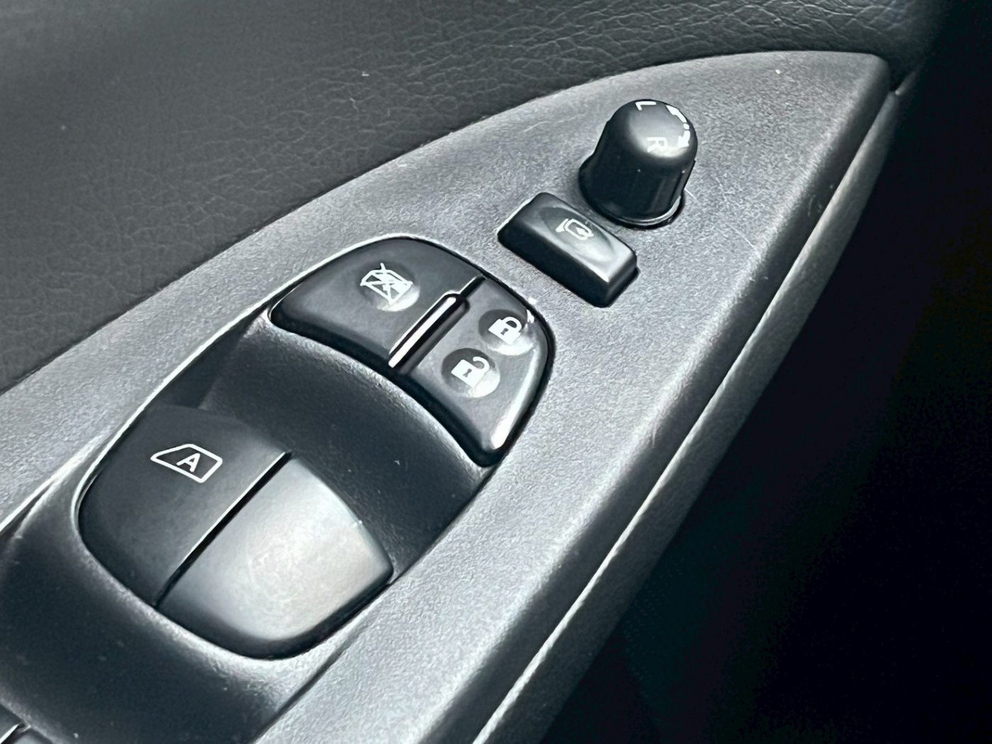 Nissan 日產 ／ Tiida ／ 2021年 ／ 2021年Nissan Tiida 灰色 日產中古車 ／ 九肇匯元汽車 (台南)