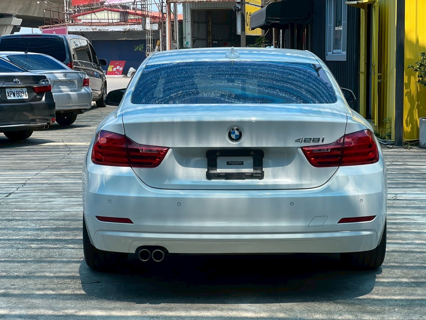 Bmw 寶馬 ／ 4-Series ／ 2015年 ／ 2015年BMW 428i  白色 寶馬中古車 ／ 九肇匯元汽車 (台南)