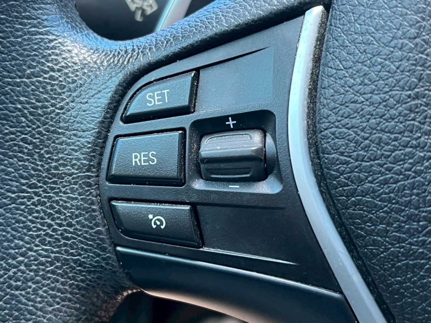 Bmw 寶馬 ／ 4-Series ／ 2015年 ／ 2015年BMW 428i  白色 寶馬中古車 ／ 九肇匯元汽車 (台南)