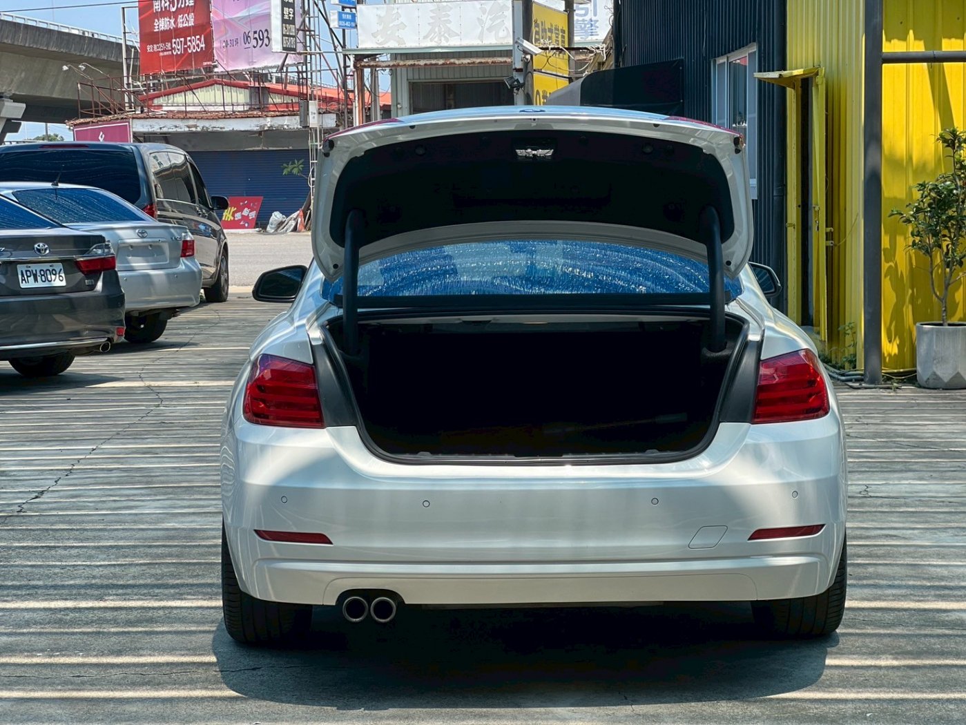 Bmw 寶馬 ／ 4-Series ／ 2015年 ／ 2015年BMW 428i  白色 寶馬中古車 ／ 九肇匯元汽車 (台南)