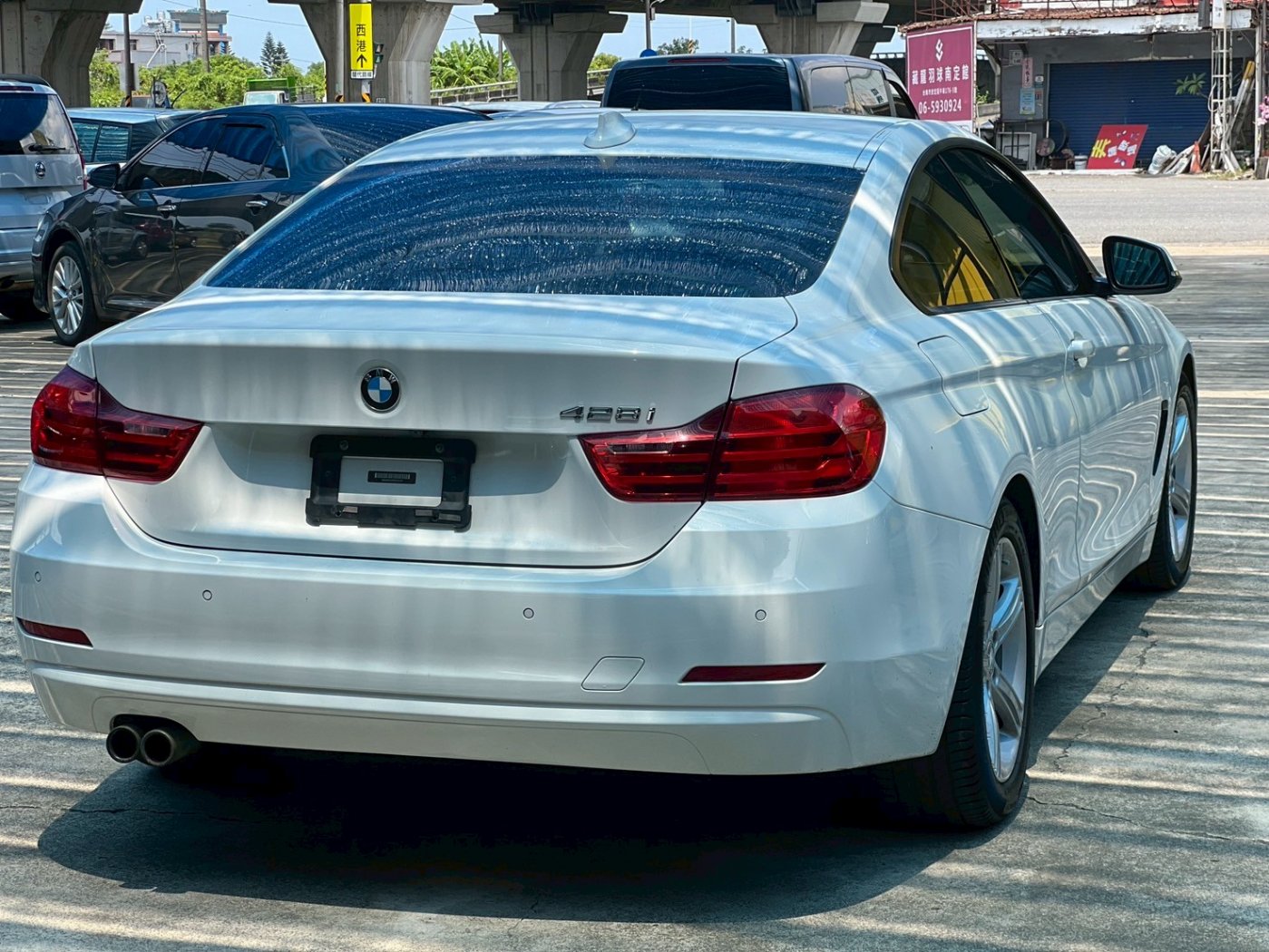 Bmw 寶馬 ／ 4-Series ／ 2015年 ／ 2015年BMW 428i  白色 寶馬中古車 ／ 九肇匯元汽車 (台南)