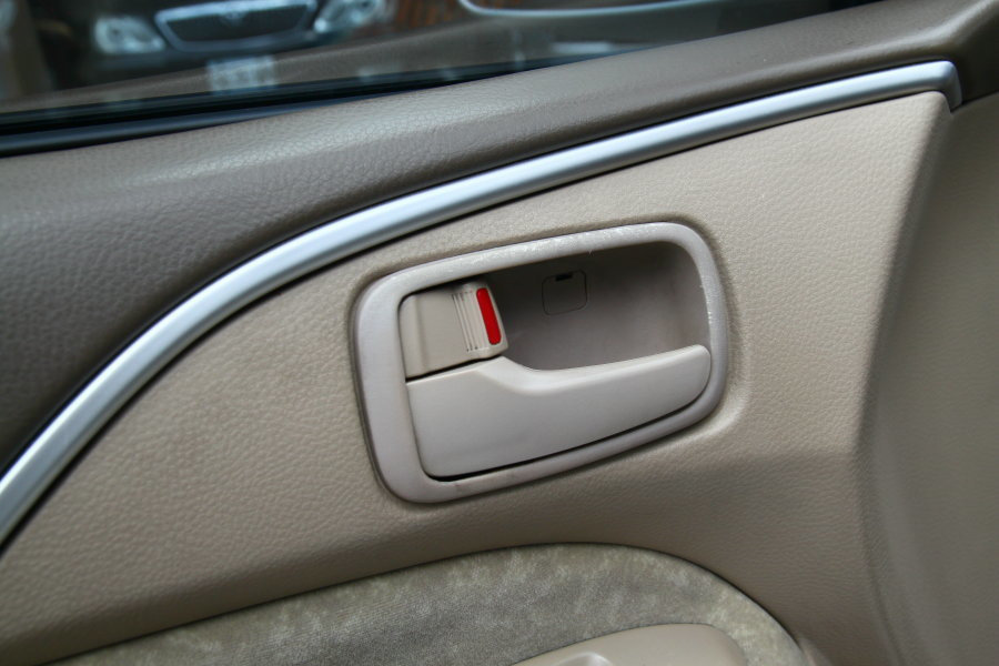 車門鎖也會因機件老舊或彈簧鬆弛，大力關門時產生的震動，也會造成門栓掉落而鎖住車門...
