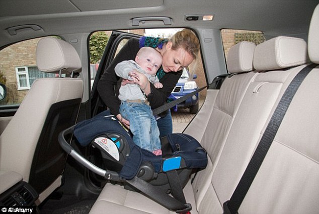現在大多數家長擺放兒童汽車安全座椅的方式都錯了！你可能會害小孩丟了性命！
