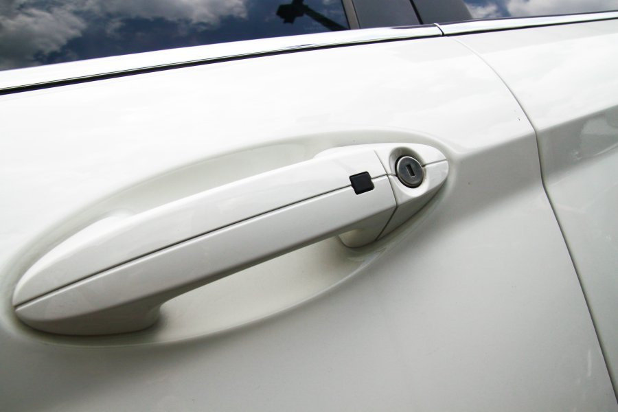 有些高端車款配有Keyless免鑰匙系統，雖然鑰匙放在車內車門無法上鎖，但鑰匙不...